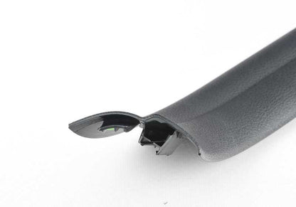 Tapa embellecedora interior derecha entrada OEM 51477339622 para BMW F21, F22, F23, F87. Original BMW.