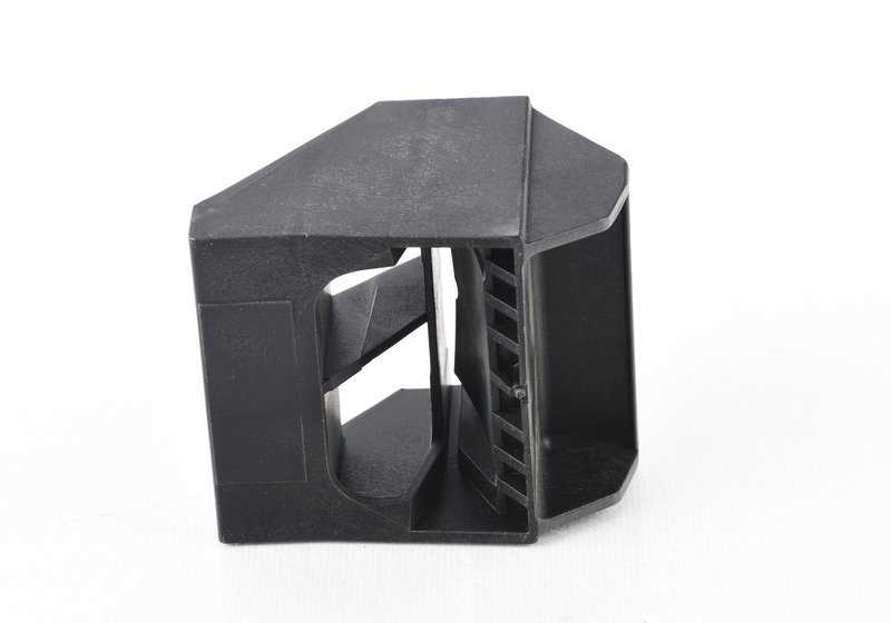 Supporto radiatore inferiore OEM 17117544526 per BMW E60 520i, 525i, 530i. Compatibile con modelli dal 2003 al 2005. BMW di sostituzione originale.
