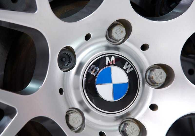 Tornillos / tuercas antirrobo para llantas BMW M12x1.5x26mm. Original de BMW