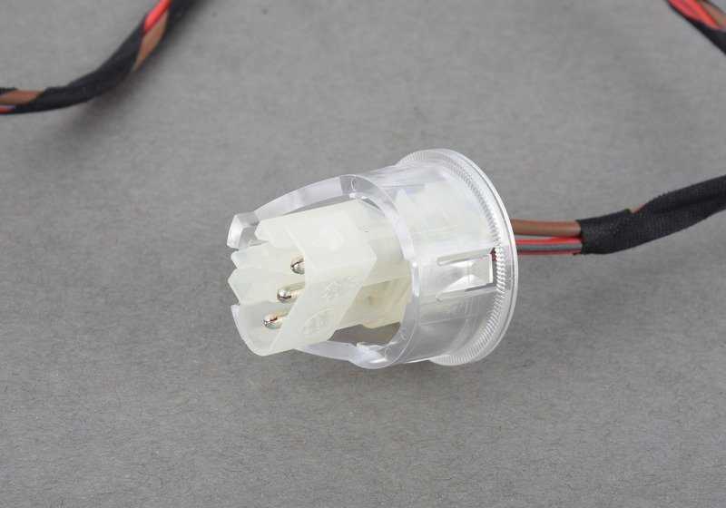 Plugue mais leve com LED para BMW F10, F11, F18, F06, F12, F13, I01, I12, I15, E70, F15, X6 (OEM 61349136468). BMW original.