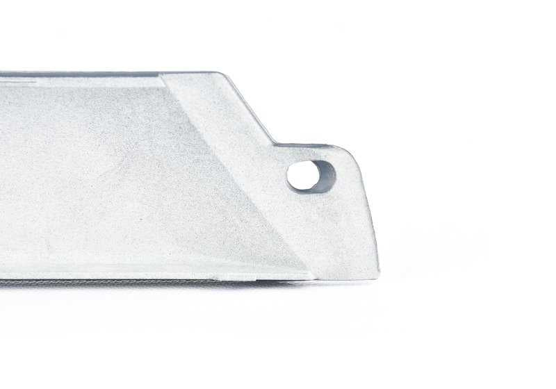 Moldura trasera imprimada derecha OEM 51127005934 para BMW E39. Original BMW.