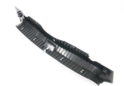 Protector de maletero OEM 51478208379 para BMW E46 (316i, 318d). Embellecedor original para borde de carga de maletero. Compatible con versiones manuales y automáticas. Original BMW.