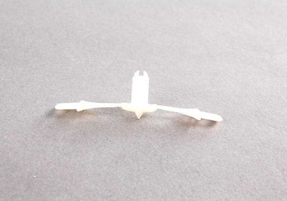 Clip de fijación OEM 51218202678 para BMW E93, E39, E65, E66. Compatible con molduras y embellecedores exteriores. Pieza original BMW. Ideal para reemplazar clips rotos o perdidos fácilmente.