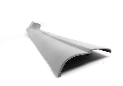 Insport Embels Entrance Door OEM 51478239963 pour BMW E46. Couleur gris clair. Pièce BMW originale.