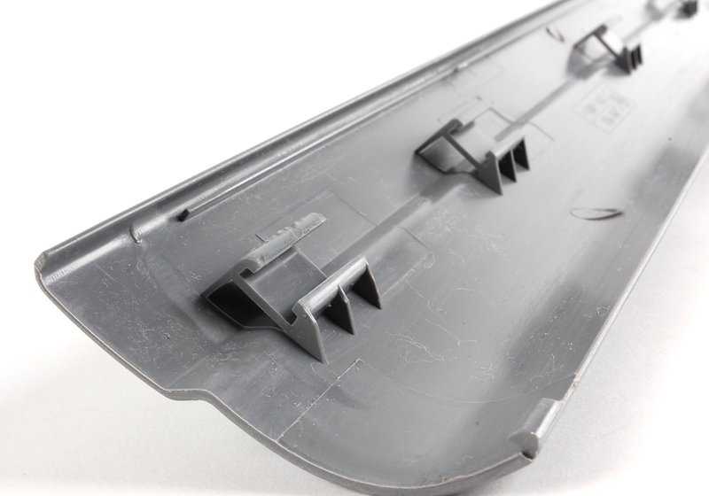 Insport Embels Entrance Door OEM 51478239963 pour BMW E46. Couleur gris clair. Pièce BMW originale.