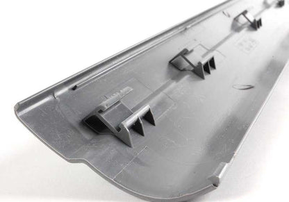 Insport Embels Entrance Door OEM 51478239963 pour BMW E46. Couleur gris clair. Pièce BMW originale.