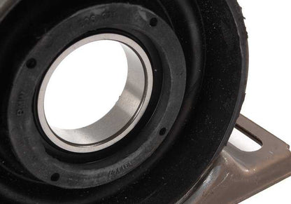 Suporte central do eixo de transmissão OEM 26121226657 para BMW E32, E34. BMW original.