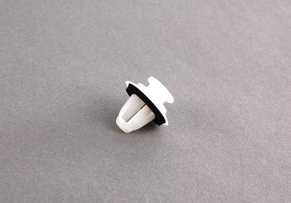 Clip con arandela de estanqueidad OEM 51137065607 para BMW Serie 2 F44, Serie 3 E91/E91N/F31/F31N/G20/G20N/G28/G28N, Serie 4 G26/G26E/G26F/G26N, Serie 5 G60/G68/G90, Serie 7 E65/E66/G70, X3 E83/E83N, Z4 E89. Original BMW.