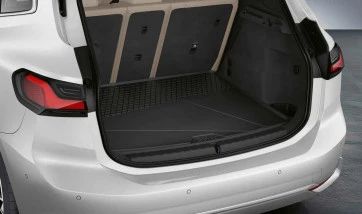 Carpete de tronco não -escravo e personalizado 51475A49B64 para BMW 2 U06 Series. BMW impermeável, resistente e original. Proteja seu porta -malas da sujeira e derramamentos.