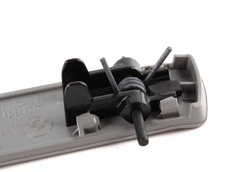 Clip sujetacinturón derecho OEM 51479119110 para BMW X5 E70 y E70N. Pieza original BMW. Ideal para reemplazar el soporte del cinturón en el lateral del maletero. Color gris.