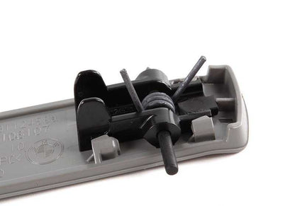 Clip sujetacinturón derecho OEM 51479119110 para BMW X5 E70 y E70N. Pieza original BMW. Ideal para reemplazar el soporte del cinturón en el lateral del maletero. Color gris.