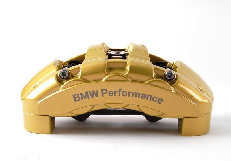 Sportbremskit 34110444738 für BMW E81, E87, E87N, E90, E90N, E91N, E92, E92N, E93, E93N. Enthält Pinzetten, belüftete Scheiben und vordere Pillen. Original BMW.