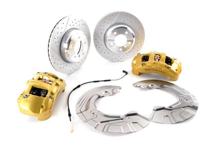 Sportbremskit 34110444738 für BMW E81, E87, E87N, E90, E90N, E91N, E92, E92N, E93, E93N. Enthält Pinzetten, belüftete Scheiben und vordere Pillen. Original BMW.