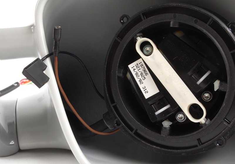 Espejo retrovisor derecho eléctrico y calefactable OEM 51162253836 para BMW E31 (Serie 8). Compatible con versión M Technic. Recambio original BMW.