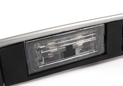 Maneta de apertura maletero OEM 51137170674 para BMW X5 E53. Acabado titanio. Original BMW.