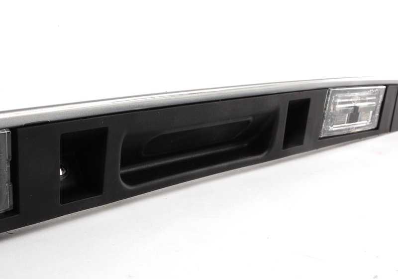Maneta de apertura maletero OEM 51137170674 para BMW X5 E53. Acabado titanio. Original BMW.