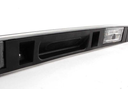 Maneta de apertura maletero OEM 51137170674 para BMW X5 E53. Acabado titanio. Original BMW.