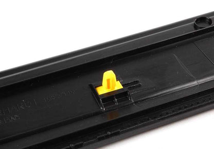 Moldura embellecedora de entrada delantera derecha OEM 51477907152 para BMW E90, E91. Original BMW.