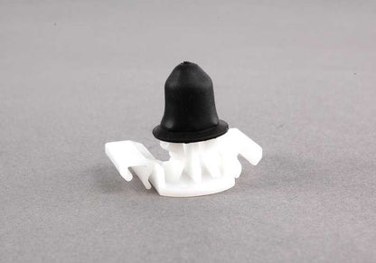Sujetador/Clip de sujeción OEM 51138183102 para BMW E39, E38. Original BMW.