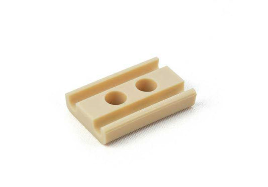 OEM 41611832853 Guide de fermeture de crochet pour la série BMW 3 E21 et la série 5 E12. Compatible avec les modèles de capuche avant 410411, 410412, 410413, 410414, 410441, 410442. Pièce BMW originale.