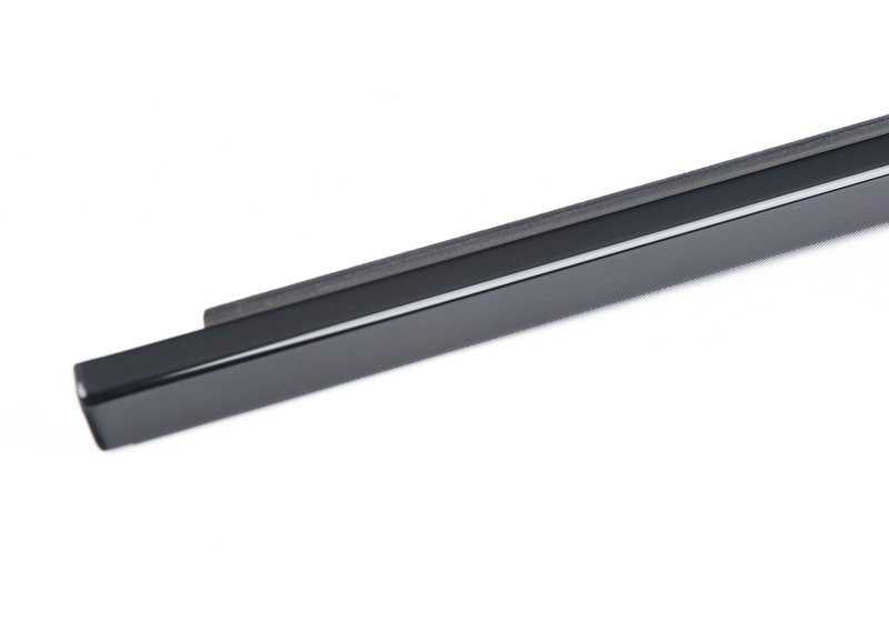 Cubierta exterior trasera derecha puerta OEM 51227897666 para BMW E60 (520d) todos los modelos compatibles. Color negro brillo. Original BMW.