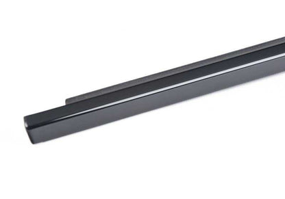Cubierta exterior trasera derecha puerta OEM 51227897666 para BMW E60 (520d) todos los modelos compatibles. Color negro brillo. Original BMW.