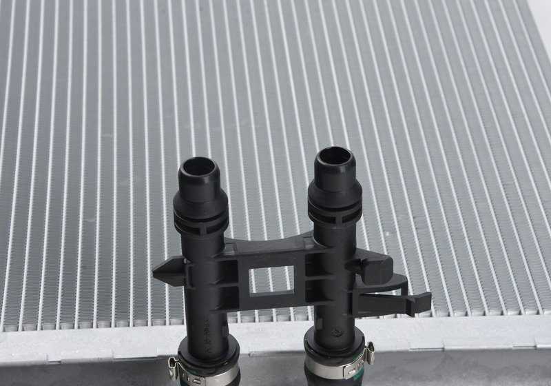 Radiateur d'eau OEM 1711284244 pour BMW F10, F06, F12, F13. Compatible avec toutes les versions de ces modèles. Pièces BMW originales.