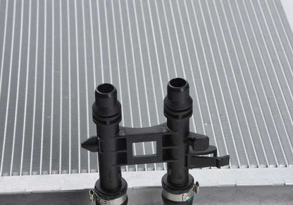 Radiateur d'eau OEM 1711284244 pour BMW F10, F06, F12, F13. Compatible avec toutes les versions de ces modèles. Pièces BMW originales.