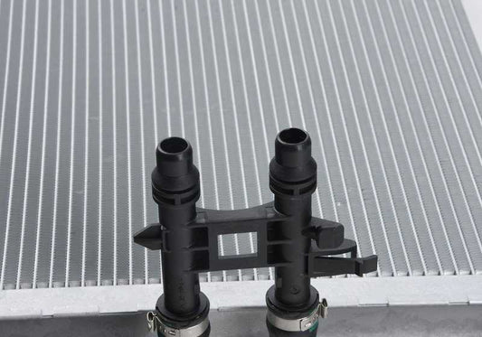 Radiateur d'eau OEM 1711284244 pour BMW F10, F06, F12, F13. Compatible avec toutes les versions de ces modèles. Pièces BMW originales.
