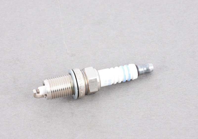 Bujía de encendido OEM 12129065062 para BMW E31. Compatible con motores que utilizan BOSCH FR8LC. Pieza original BMW.