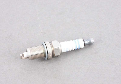 Bujía de encendido OEM 12129065062 para BMW E31. Compatible con motores que utilizan BOSCH FR8LC. Pieza original BMW.