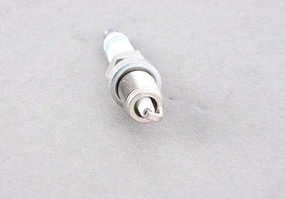 Bujía de encendido OEM 12129065062 para BMW E31. Compatible con motores que utilizan BOSCH FR8LC. Pieza original BMW.