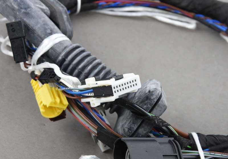 Cableado puerta lado acompañante OEM 61128383786 para BMW E39 520d y 520i (todos los modelos compatibles). Original BMW.