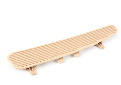 Rejilla de ventilación derecha guantera OEM 51468204356 para BMW E39. Color beige arena. Pieza original BMW.