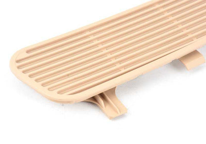 Rejilla de ventilación derecha guantera OEM 51468204356 para BMW E39. Color beige arena. Pieza original BMW.