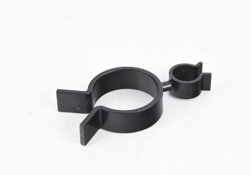 Soporte de manguera OEM 17121439256 para BMW E53. Original BMW.