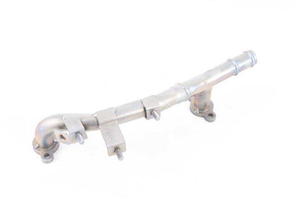 Tubo de refrigerante OEM 11537834250 para BMW E60, E61, E63, E64. Conduce el líquido refrigerante del motor. Compatible con varios modelos Serie 5 y Serie 6. Original BMW.