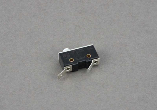 Interruptor microswitch OEM 13631288217 para BMW E28, E24 y E23. Compatible con modelos como 535i, M535i y más. Pieza original BMW para sistema de acelerador y control.