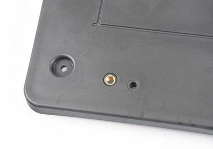 Soporte de matrícula OEM 51118057018 para BMW F22, F23. Compatible con versiones US/Japón. Original BMW.