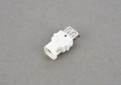 Adaptador USB OEM 84109390501 para BMW F45, F46, F31, F34, F80, F32, F33, F36, F82, F83, F90, G30, G31, G38, G32, G11, G12, F91, F92, F93, G14, G15, G16, F48, F49, F39, G01, G02, F15, F16 y MINI F55, F56, F57. Original BMW y MINI.