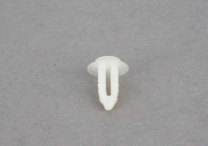 Clip embellecedor reposabrazos central OEM 52207066069 para BMW E90, E91, E92, E65, E66, E84. Original BMW.