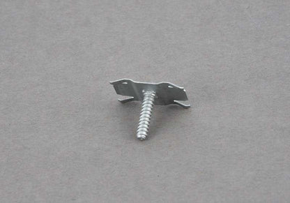 Clip sujeción OEM 51717037660 para BMW Serie 7 E38. Ideal para fijar la moldura del faldón o el paso de rueda. Original BMW.