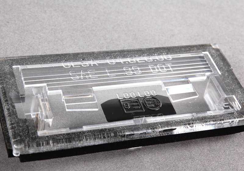 Luz de matrícula OEM 51138244336 para BMW E46. Original BMW.