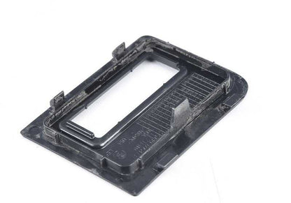 Cubierta embellecedora luz trasera izquierda OEM 51497172137 para BMW E70. Original BMW.