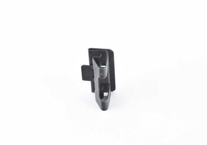 Clip sujeción panel puerta OEM 51417015015 para BMW E39. Pieza original BMW.