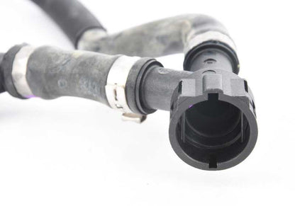 Manguera del sistema de refrigeración OEM 17127808117 para BMW X5 {E70, xDrive35d}. Recambio original BMW.