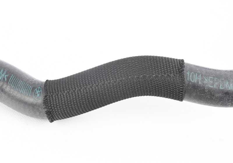 Manguera de refrigeración OEM 11537601941 para BMW F25 y F26. Conduce el agua al intercambiador de calor. Repuesto original BMW.
