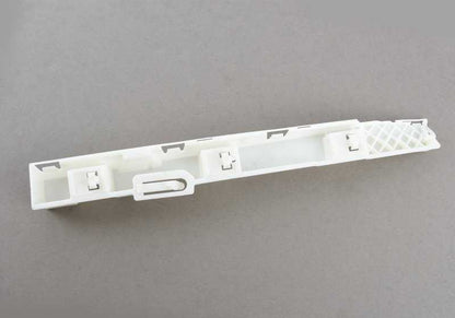 Soporte lateral derecho OEM 51778055990 para BMW F80, F82, F83. Original BMW.