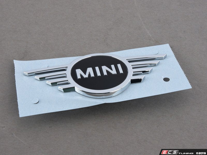 Emblema MINI trasero OEM 51149447808 para MINI F55, F55 LCI, F56, F56 LCI, F56 BEV, F56 BEV LCI, Cabrio F57, Cabrio F57 LCI. Original MINI.