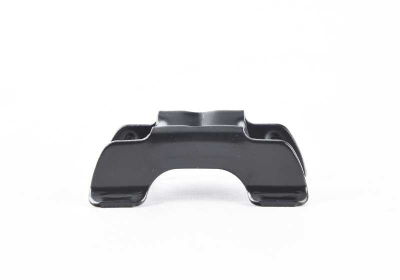 Soporte metálico OEM 18211246056 para BMW E30, E12, E28, E24. Pieza original BMW. Ideal para fijaciones en la zona del maletero o sistema de escape según el modelo.
